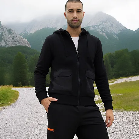 Černá bunda s kapucí a teddy podšívkou pro outdoorové aktivity.