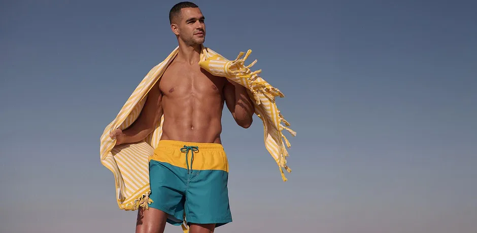 Sommerliche Strandmode: Türkise Badeshorts für sonnige Tage.