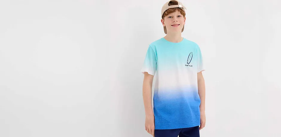 Farbverlauf-T-Shirt in Türkis und Blau, kombiniert mit einer dunkelblauen Hose.
