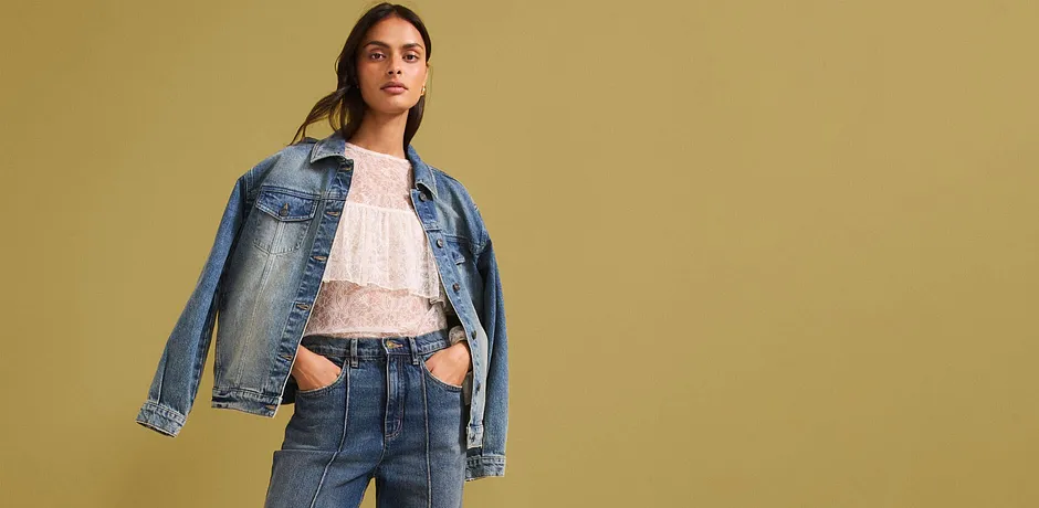 Ležérní denimový look s džínovou bundou, světlou krajkovou blůzou a džínami s vysokým pasem pro moderní styl.