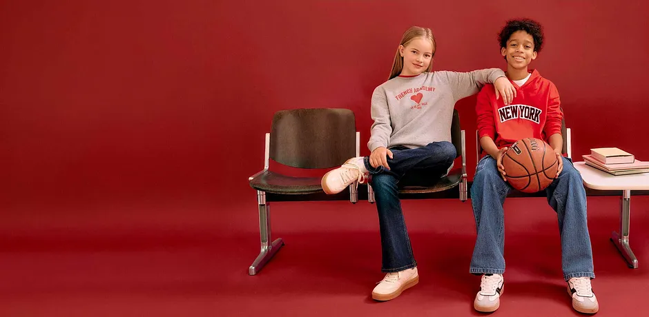 Ležérní styl: džíny, trička a tenisky. Pohodlné oblečení pro každodenní nošení v červené a bílé barvě.