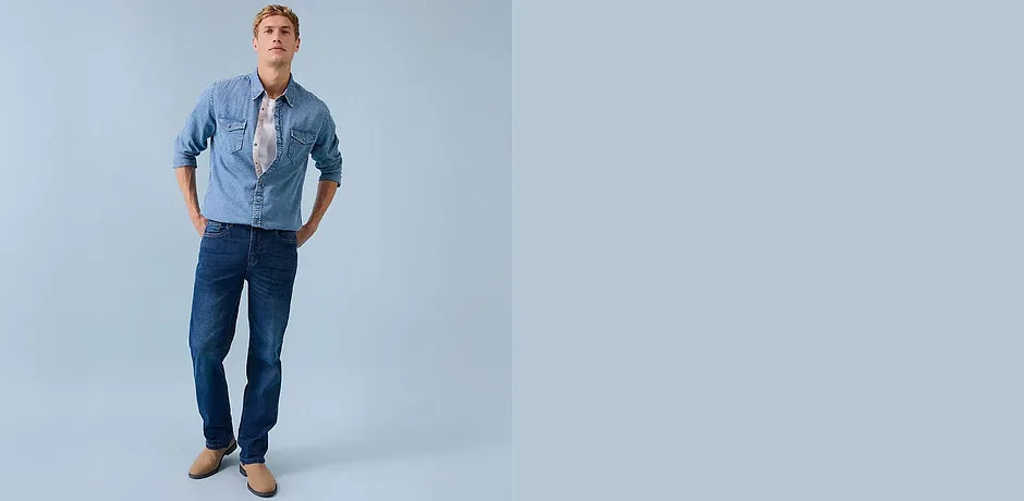 Ležérní denimový look: světle modrá džínová košile a tmavé klasické džíny