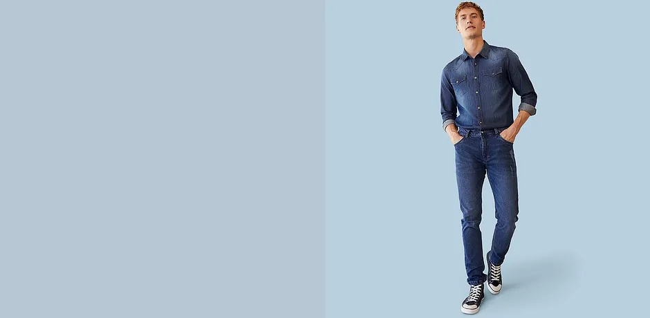 Ležérní denimový look: tmavě modrá džínová košile s odpovídajícími slim fit džínami.