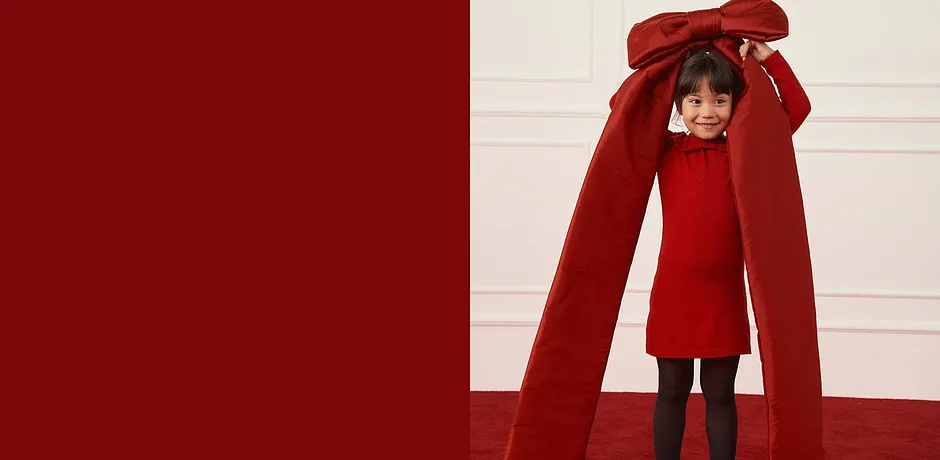 Červené šaty a černé punčochy.