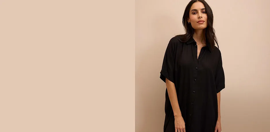 Elegantní černé košilové šaty s krátkými rukávy a knoflíkovou légou vpředu.