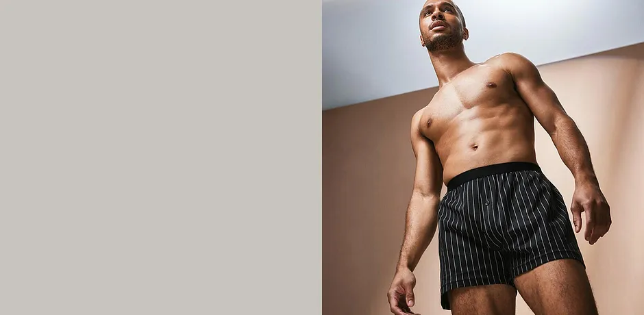 Pruhované černé boxerky. Minimalistické, ale stylové spodní prádlo pro muže.