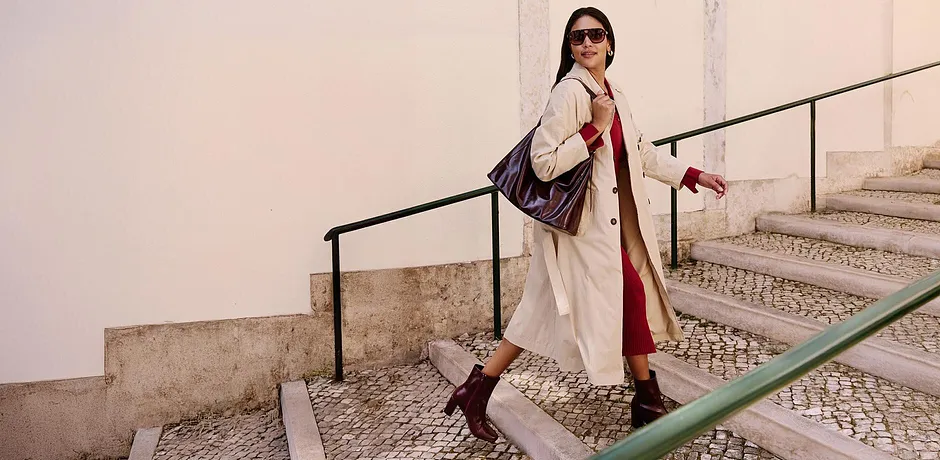 Elegantní trenčkot, červené akcenty, výrazné boty. Stylová kombinace pro městský look.