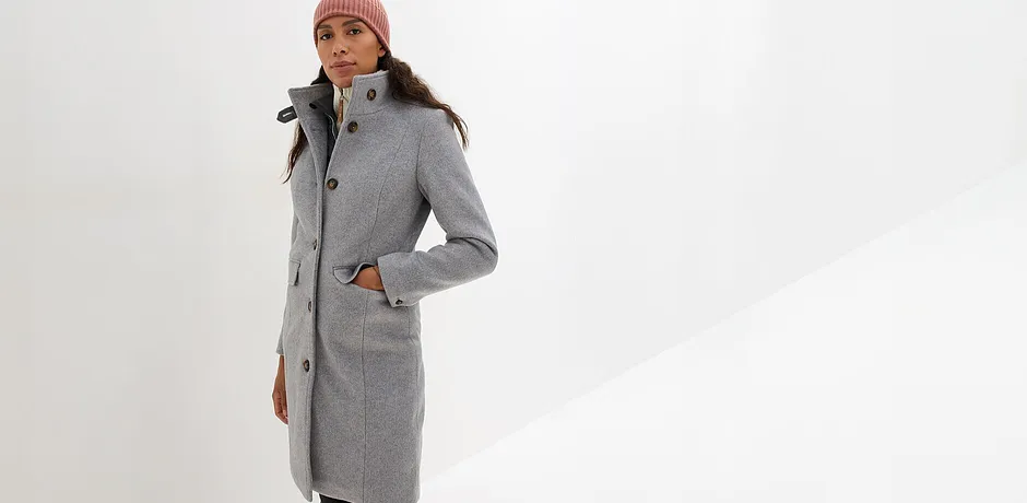 Elegantní šedý vlněný kabát, hnědá čepice a šála.