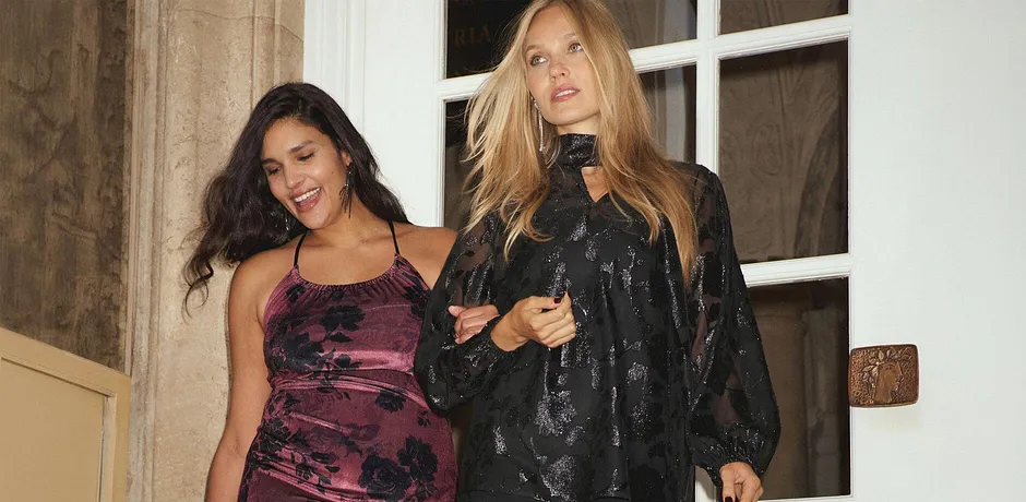 Žena - Maxi šaty z lesklého sametu - vínová s květy