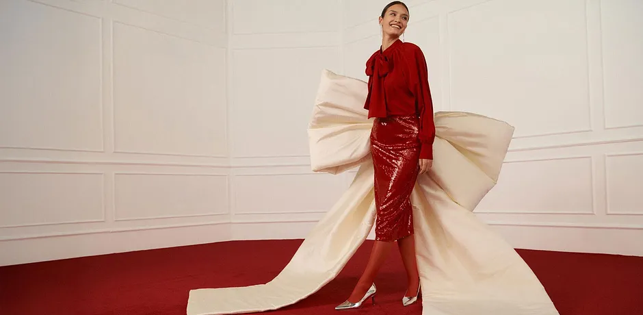 Elegantní červená halenka v kombinaci s lesklou sukní.