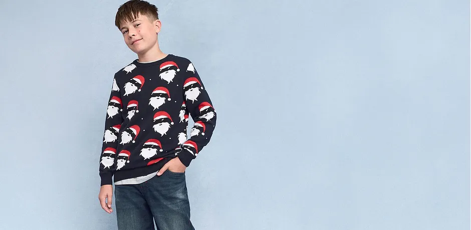 Svetr s motivy Santa Clause v kombinaci s ležérními džínami. 