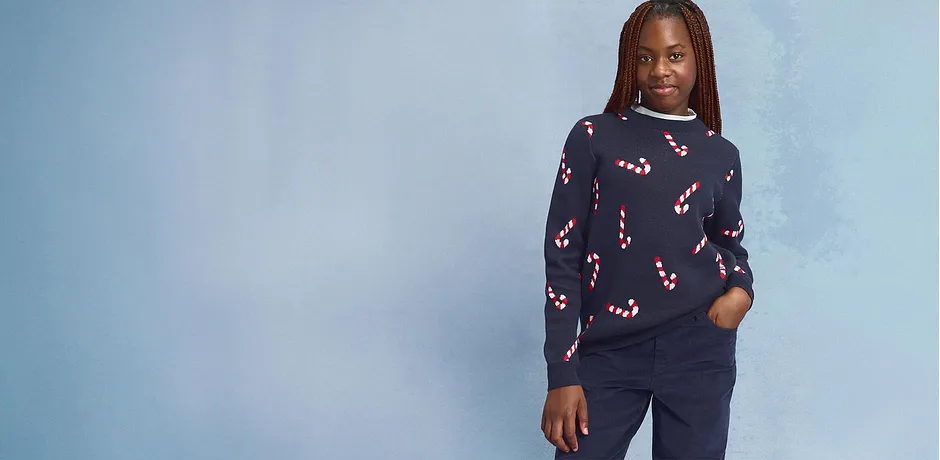 Vánoční svetr s motivem cukrových tyčinek.