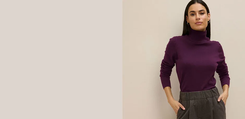 Fialový rolák a šedé kalhoty