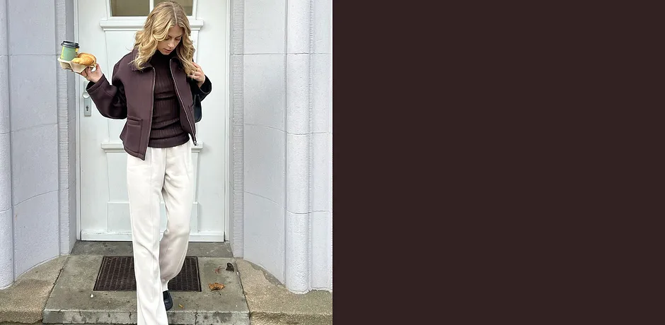 Ležérní outfity s tamvou bundou a světlými kalhotami