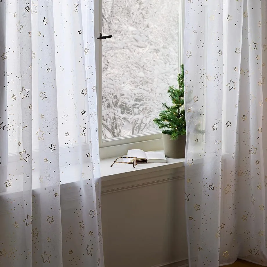 Bílá záclona s proužky