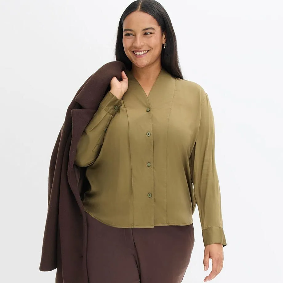 Kombinace olivově zelené blůzy a hnědého kabátu. 