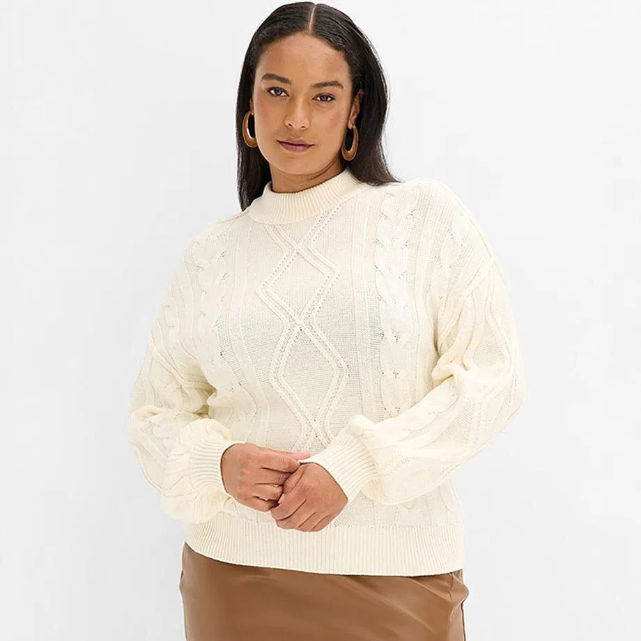 Bílý pletený svetr s copánkovým vzorem a rolákem. 