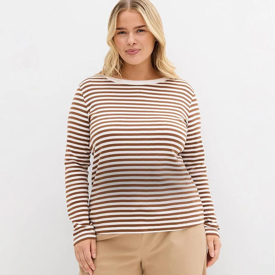 Pruhované tričko s dlouhým rukávem v hnědé a bílé barvě. 