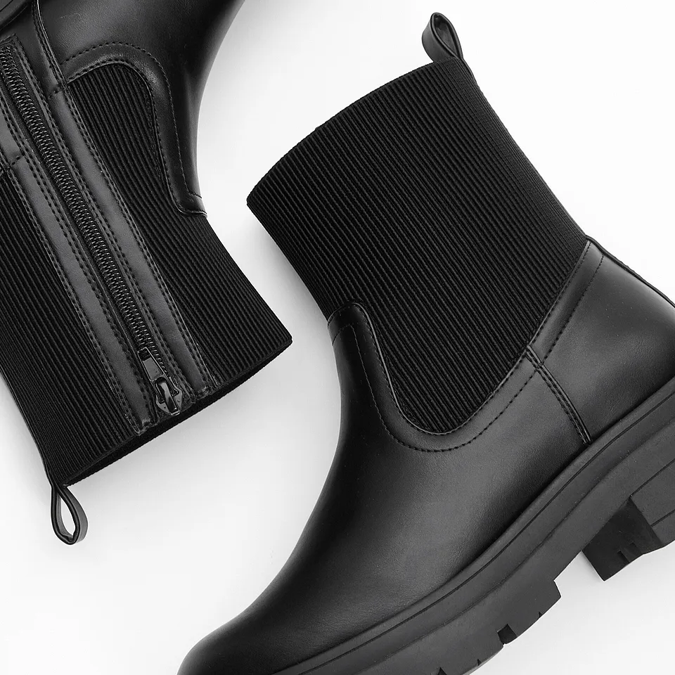 Elegantn&iacute; čern&aacute; obuv