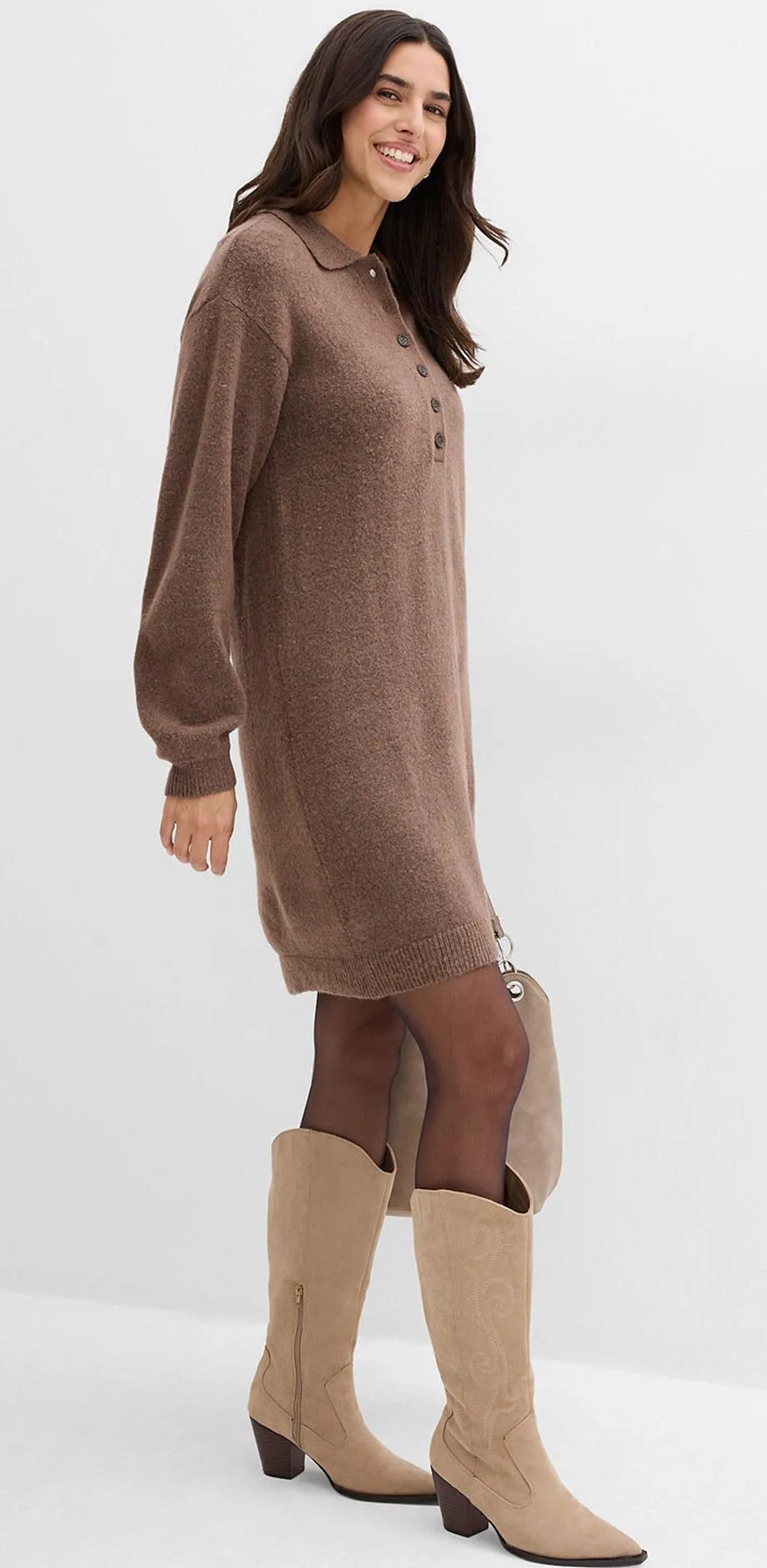 Hněd&eacute; pleten&eacute; &scaron;aty s rol&aacute;kem v kombinaci se světl&yacute;mi botami.