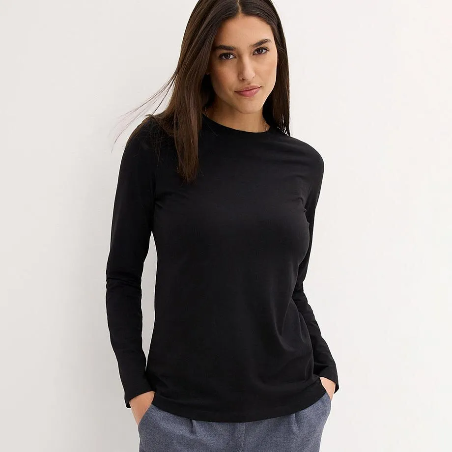 Decentn&iacute; čern&eacute; triko