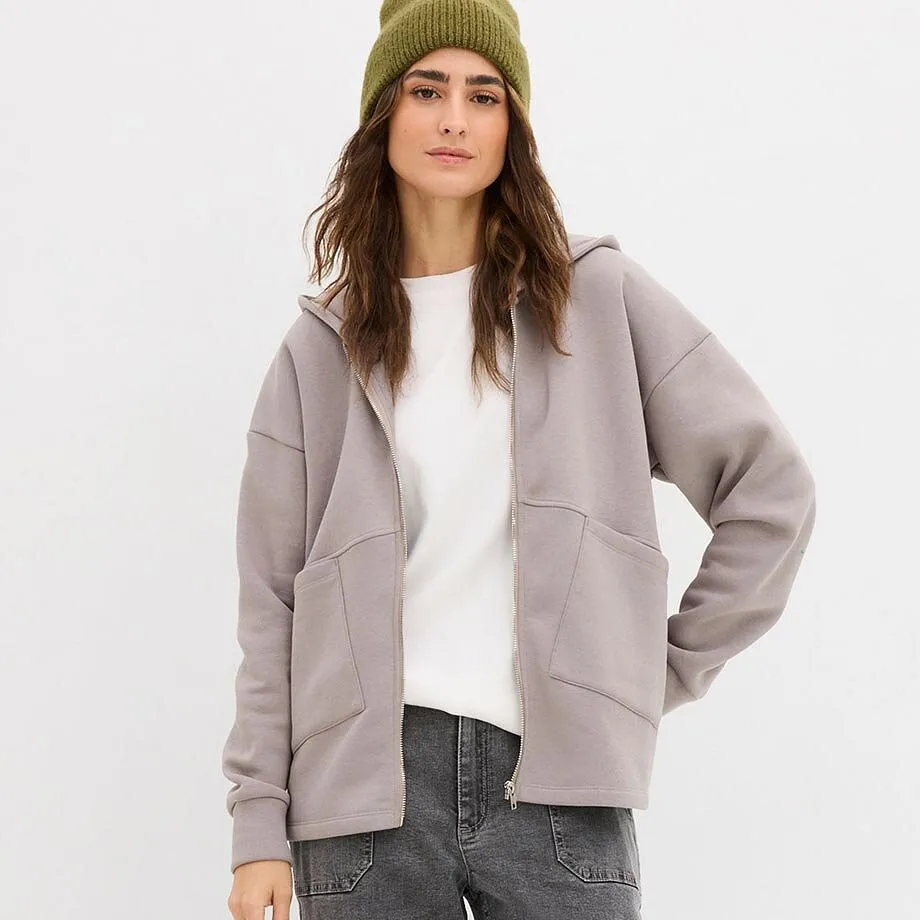 B&iacute;l&eacute; tričko a &scaron;ed&aacute; mikina přes &scaron;ed&eacute; dž&iacute;ny.