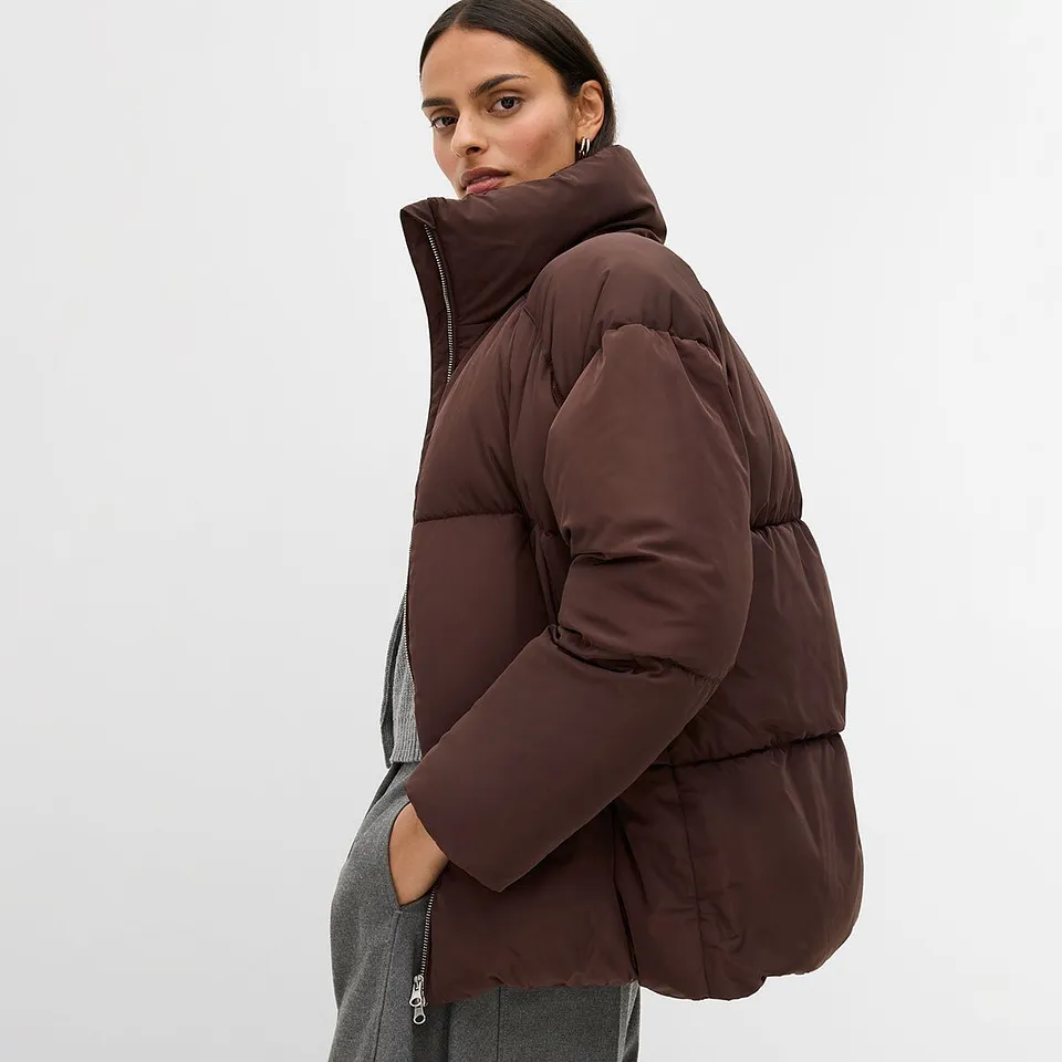 Hněd&aacute; p&eacute;řov&aacute; bunda s vysok&yacute;m l&iacute;mcem.