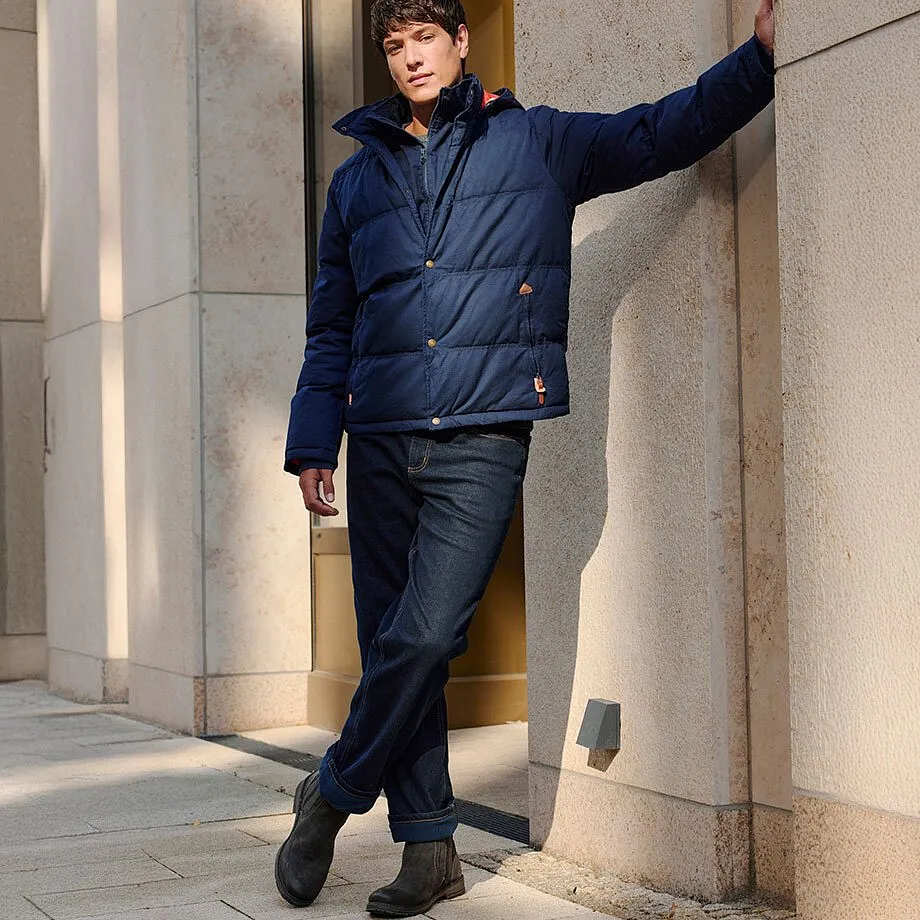 Tmav&eacute; dž&iacute;ny a robustn&iacute; boty doplňuj&iacute; teplou zimn&iacute; bundu.