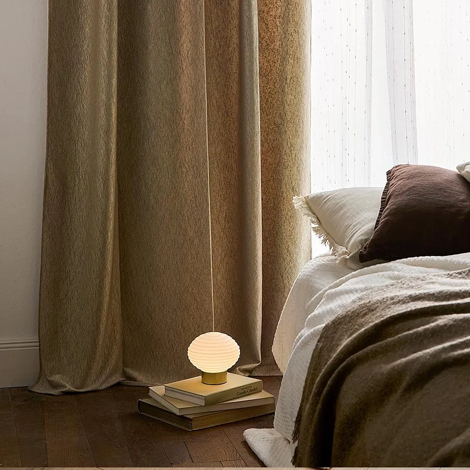 Pěkn&aacute; z&aacute;clona v ložnici