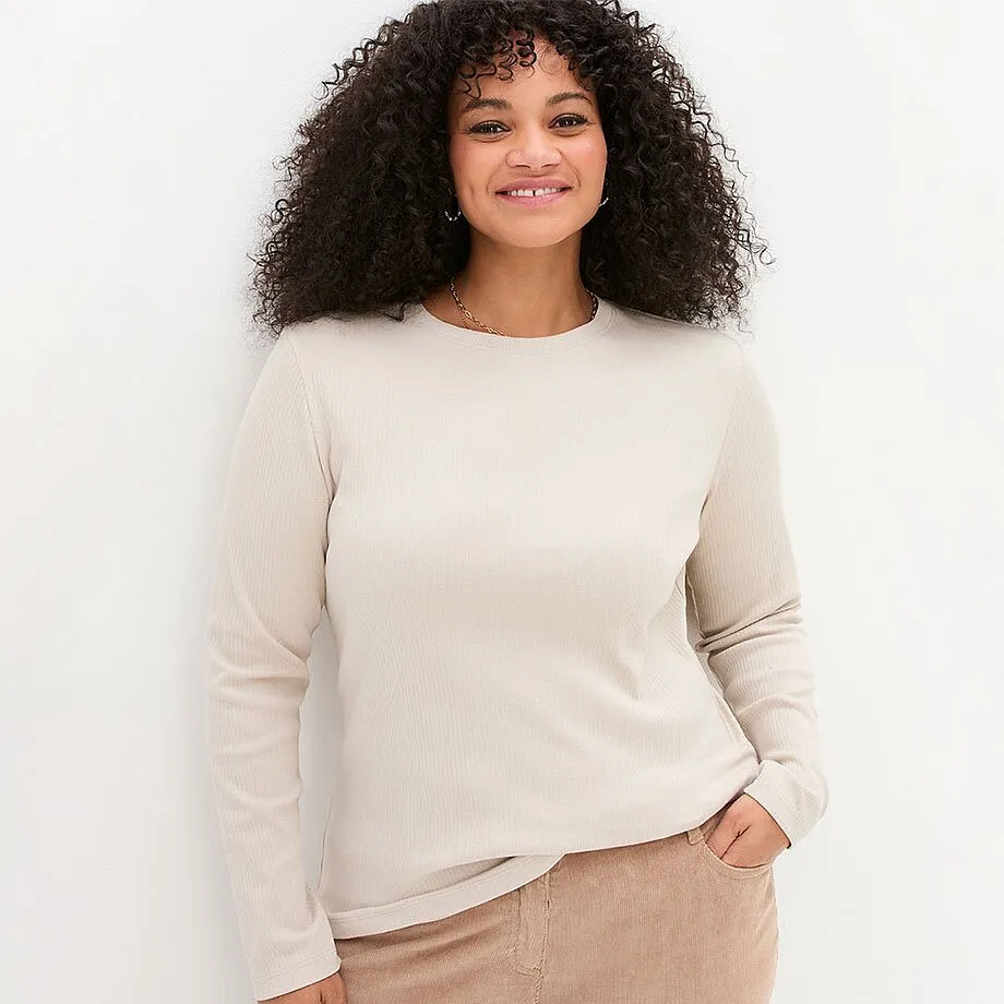 Světl&eacute; tričko s dlouh&yacute;m ruk&aacute;vem a kulat&yacute;m v&yacute;střihem.