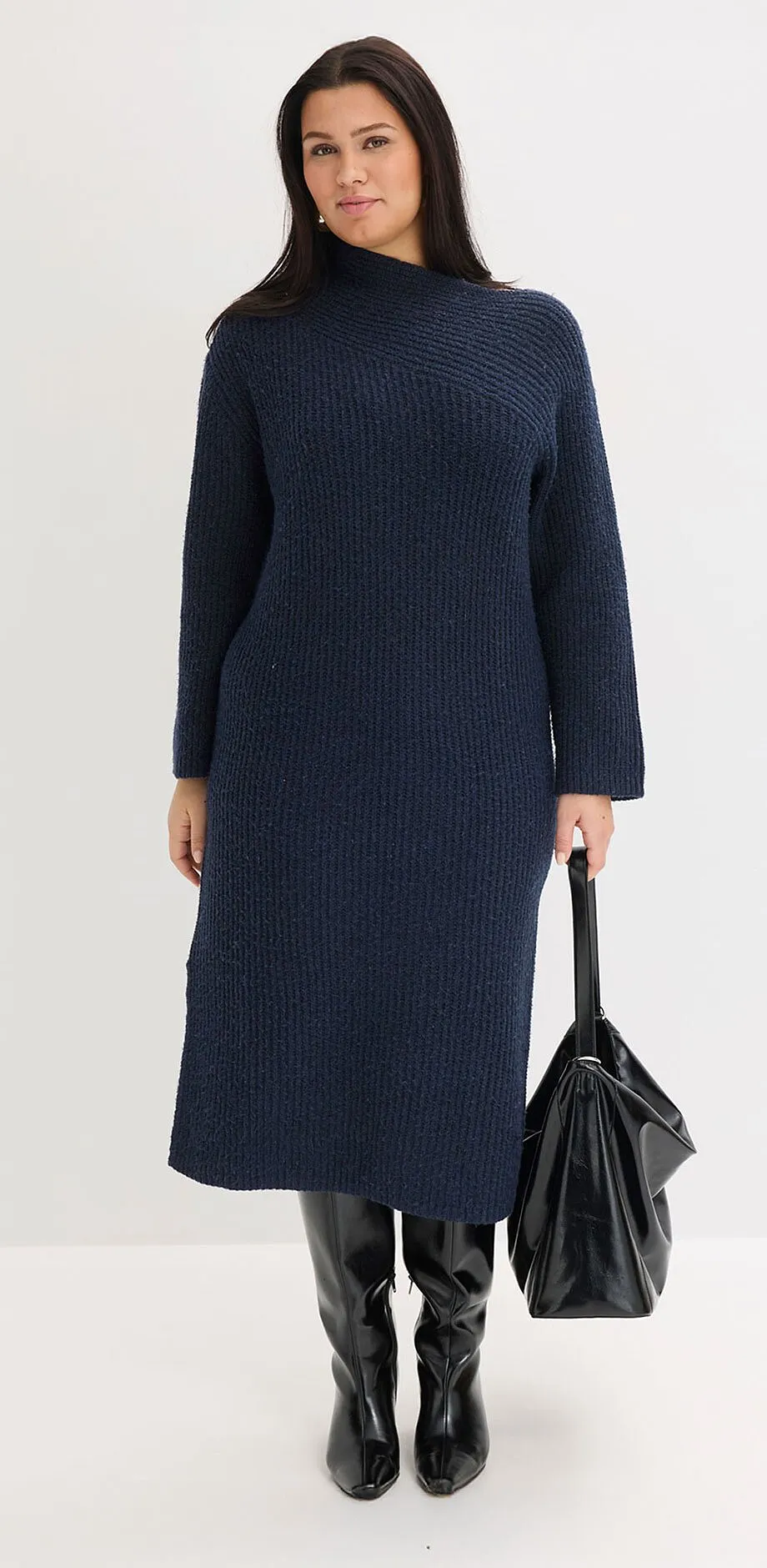 Tmavě modr&eacute; pleten&eacute; &scaron;aty s rol&aacute;kem, dlouh&yacute;mi ruk&aacute;vy a d&eacute;lkou po kolena.