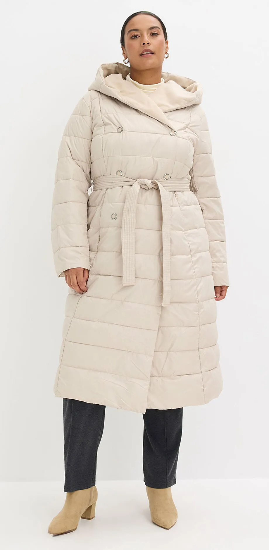 Kr&eacute;mov&yacute; pro&scaron;&iacute;van&yacute; kab&aacute;t s kapuc&iacute; a p&aacute;sem.