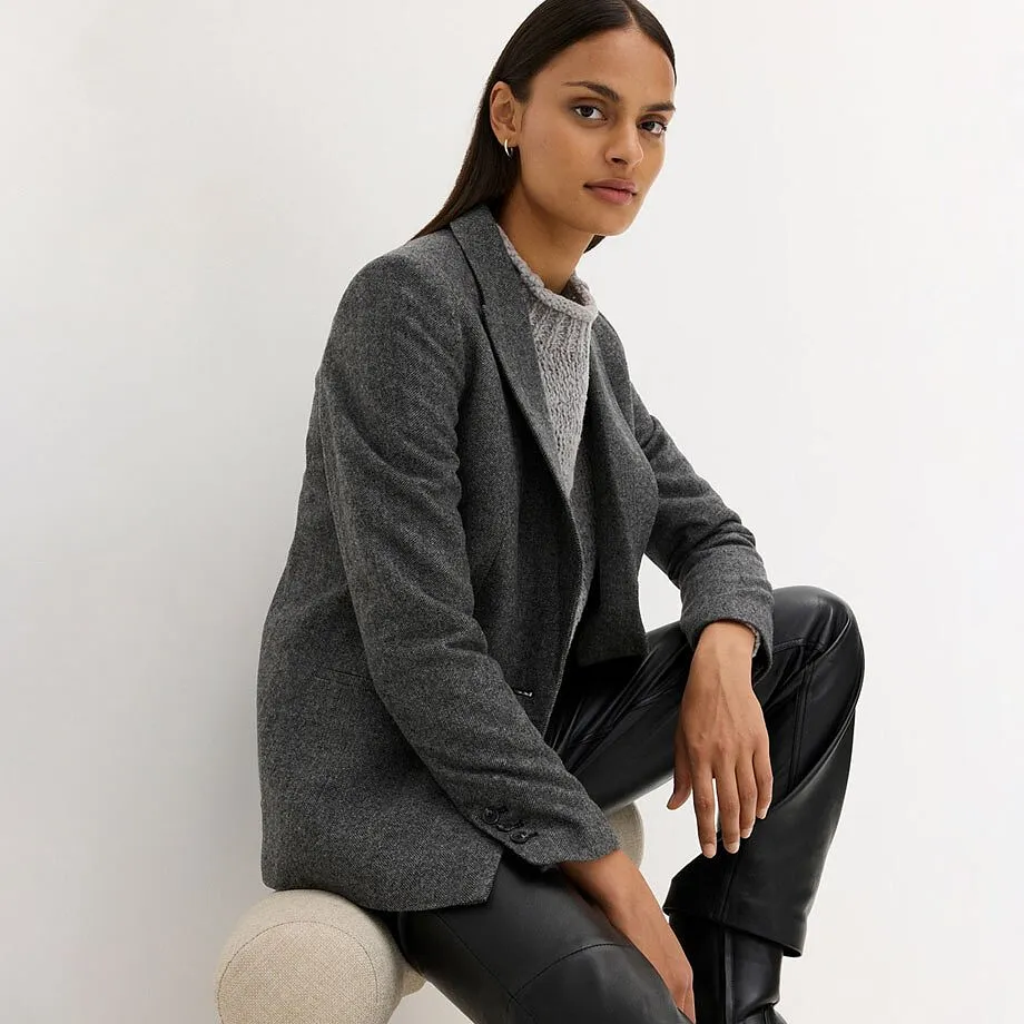 Elegantn&iacute; blejzr s tmav&yacute;mi kalhotami