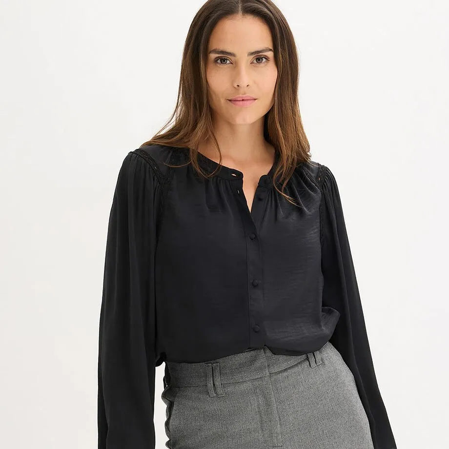 Elegantn&iacute; čern&aacute; halenka s v&yacute;střihem do V a &scaron;ed&eacute; kalhoty