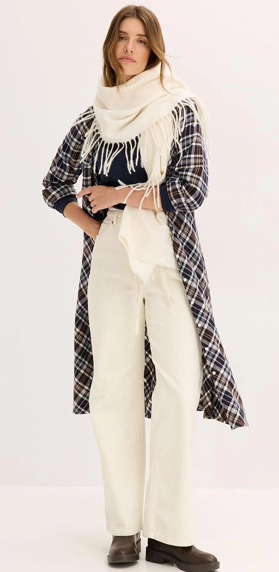 Kostkovan&yacute; kab&aacute;t, rol&aacute;k, &scaron;&aacute;la a kalhoty v kr&eacute;mov&eacute; barvě