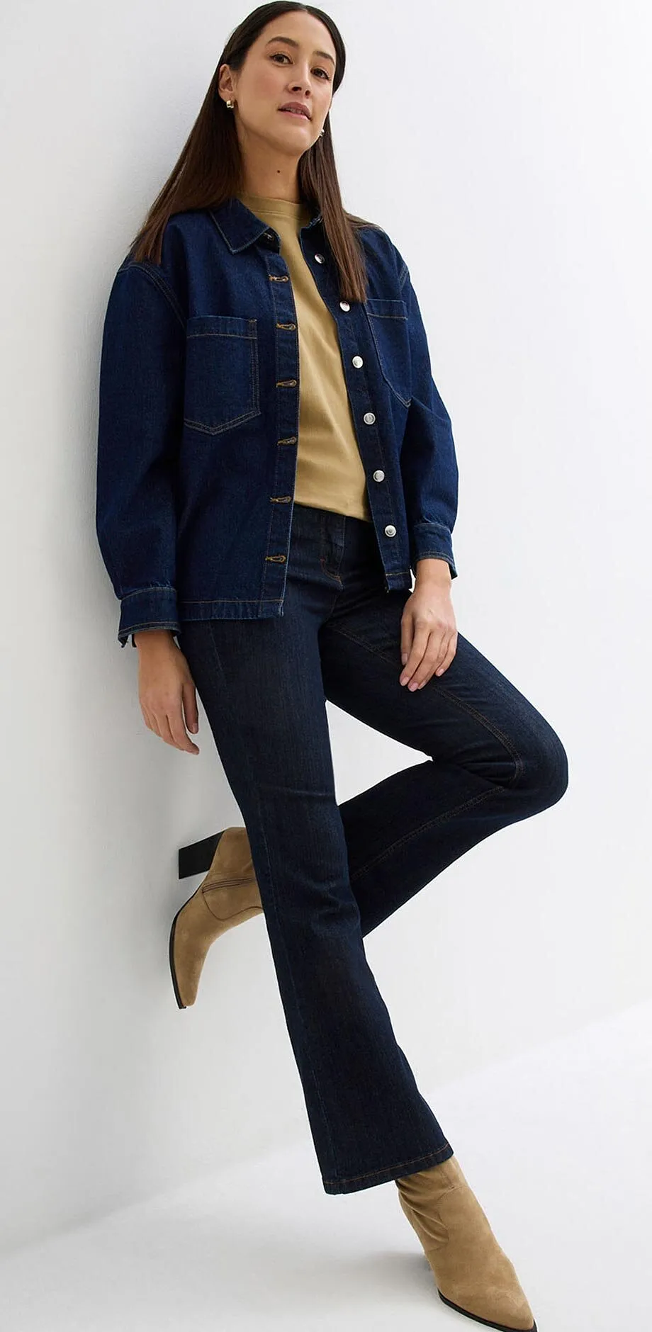 Tmvě modr&aacute; dž&iacute;nov&aacute; bunda, dž&iacute;ny, b&eacute;žov&yacute; svetr a krajkov&aacute; kotn&iacute;kov&aacute; obuv.