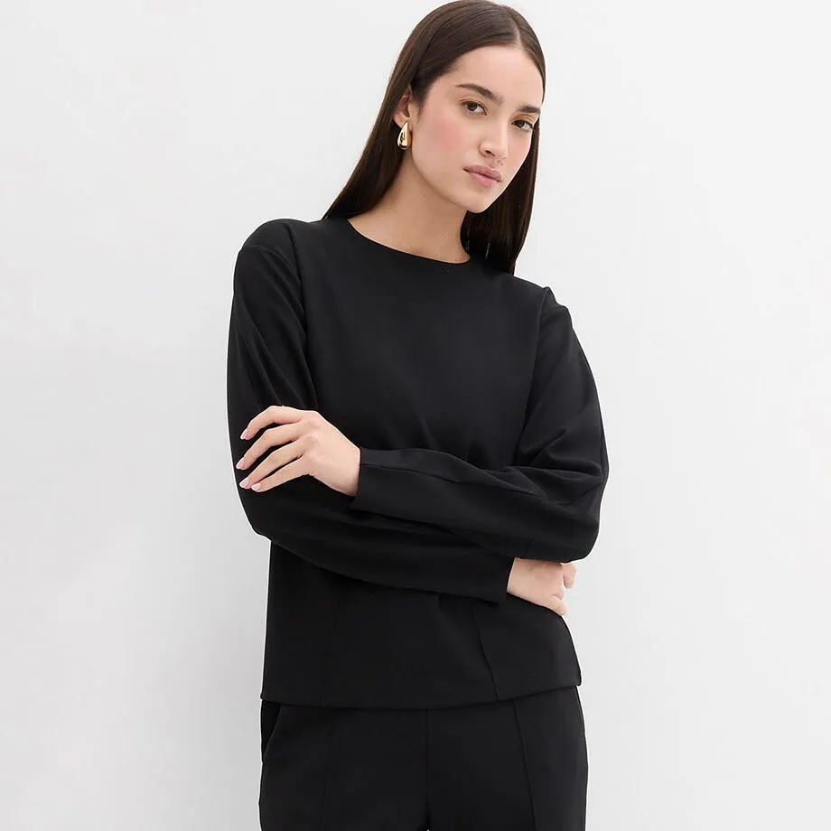 Čern&eacute; triko s dlouh&yacute;m ruk&aacute;vem a kulat&yacute;m v&yacute;střihem 