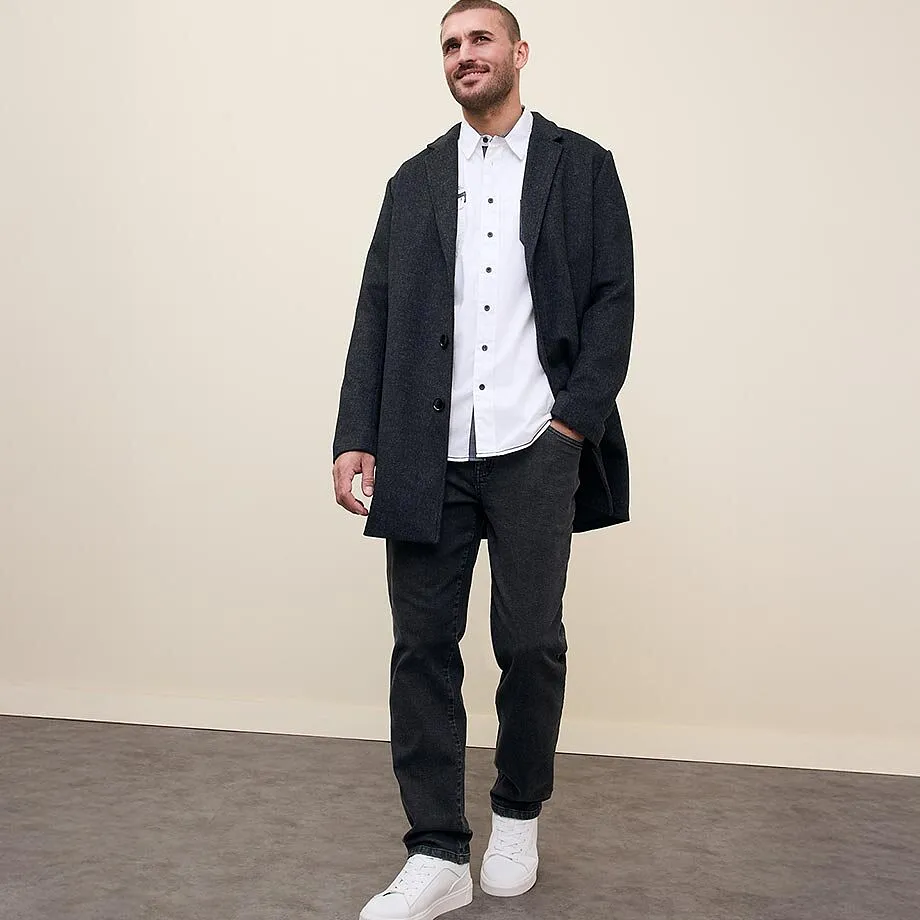 Tmav&yacute; kab&aacute;t s b&iacute;lou ko&scaron;il&iacute; a dž&iacute;nami, b&iacute;l&eacute; tenisky