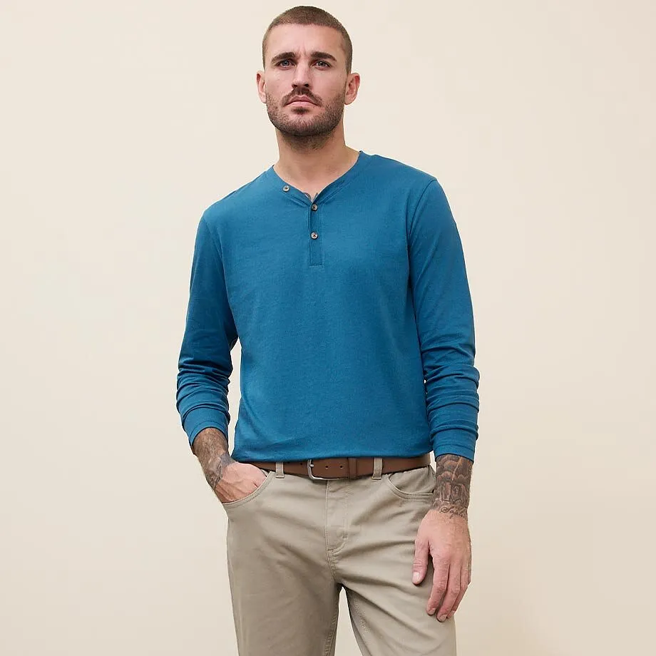 Modr&eacute; tričko s dlouh&yacute;m ruk&aacute;vem a b&eacute;žov&eacute; kalhoty