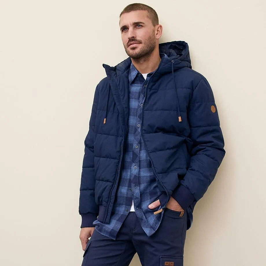 Tmavě modr&aacute; zimn&iacute; bunda a kostkovan&aacute; ko&scaron;ile