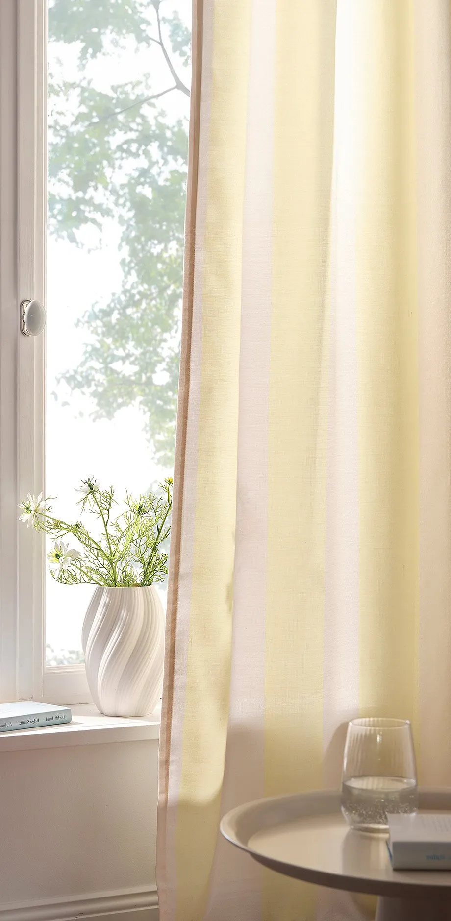 Žlut&eacute; z&aacute;věsy před oknem