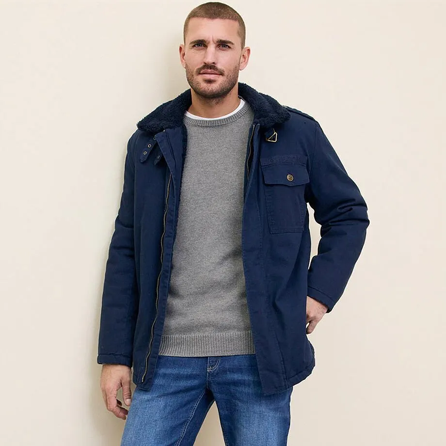 Modr&aacute; bunda, &scaron;ed&yacute; svetr a dž&iacute;ny