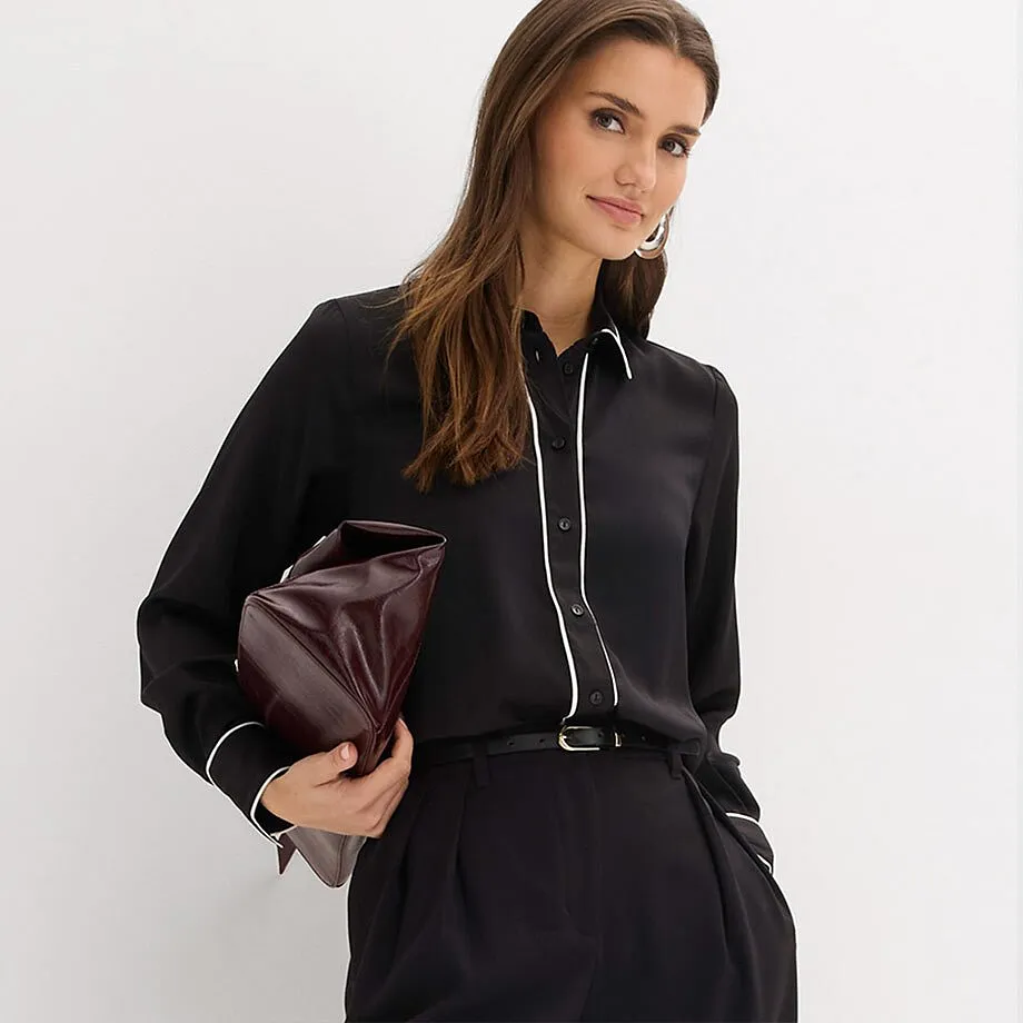 Čern&aacute; ko&scaron;ile s b&iacute;l&yacute;m l&iacute;mečkem v kombinaci s čern&yacute;mi kalhotami.