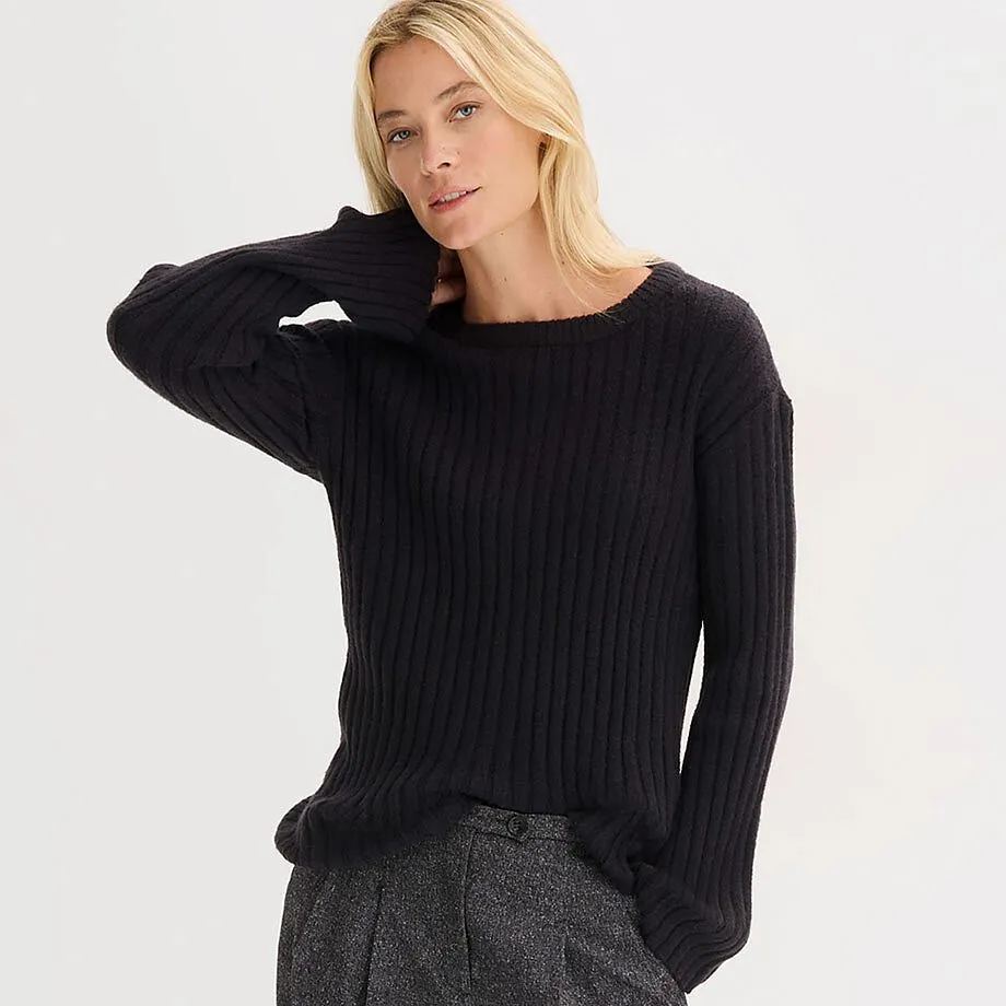 Jednoduch&yacute; čern&yacute; pleten&yacute; svetr s kulat&yacute;m v&yacute;střihem.