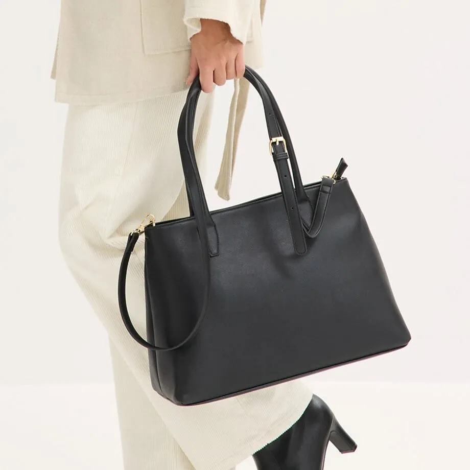 Čern&aacute; kožen&aacute; kabelka