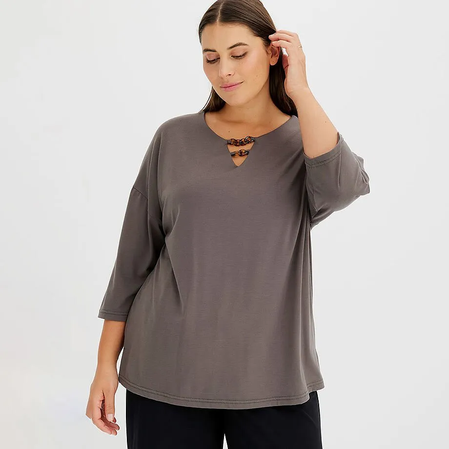 Tmavě olivov&eacute; tričko s v&yacute;střihem do V, tř&iacute;čtvrtečn&iacute;mi ruk&aacute;vy a dřevěn&yacute;mi kor&aacute;lky.