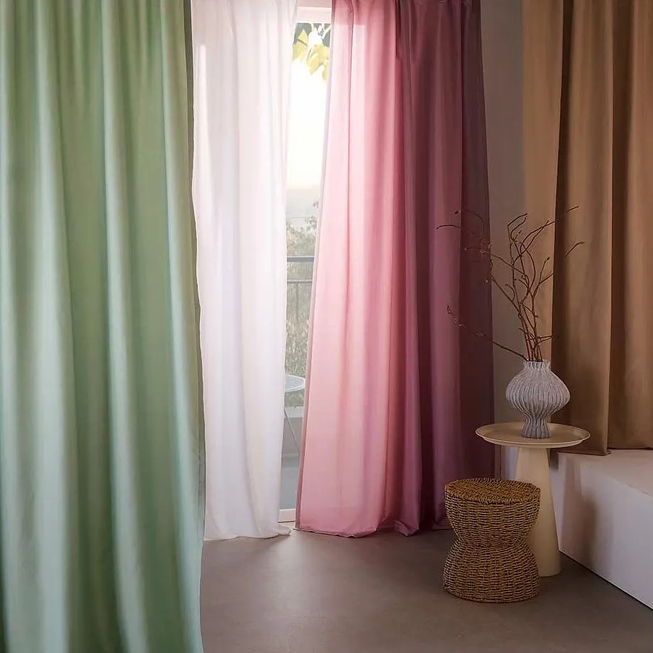 Z&aacute;věsy v zelen&eacute;, růžov&eacute; a b&iacute;l&eacute;