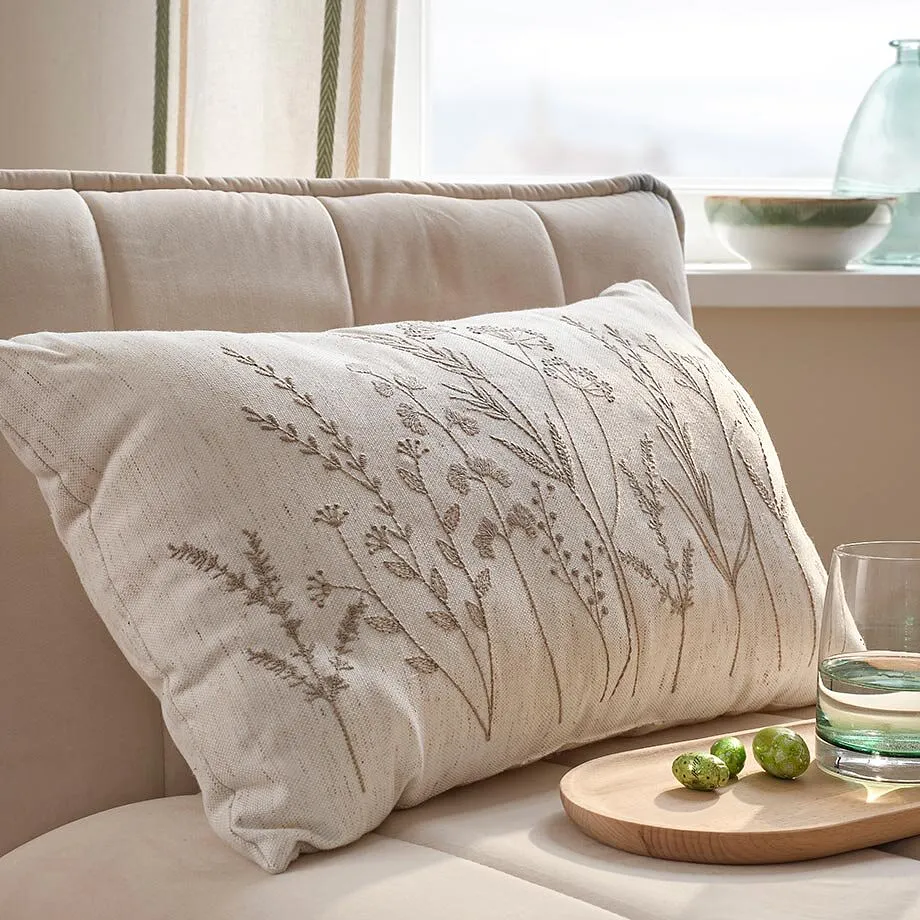 Elegantn&iacute; pol&scaron;t&aacute;ře s jemnou v&yacute;&scaron;ivkou