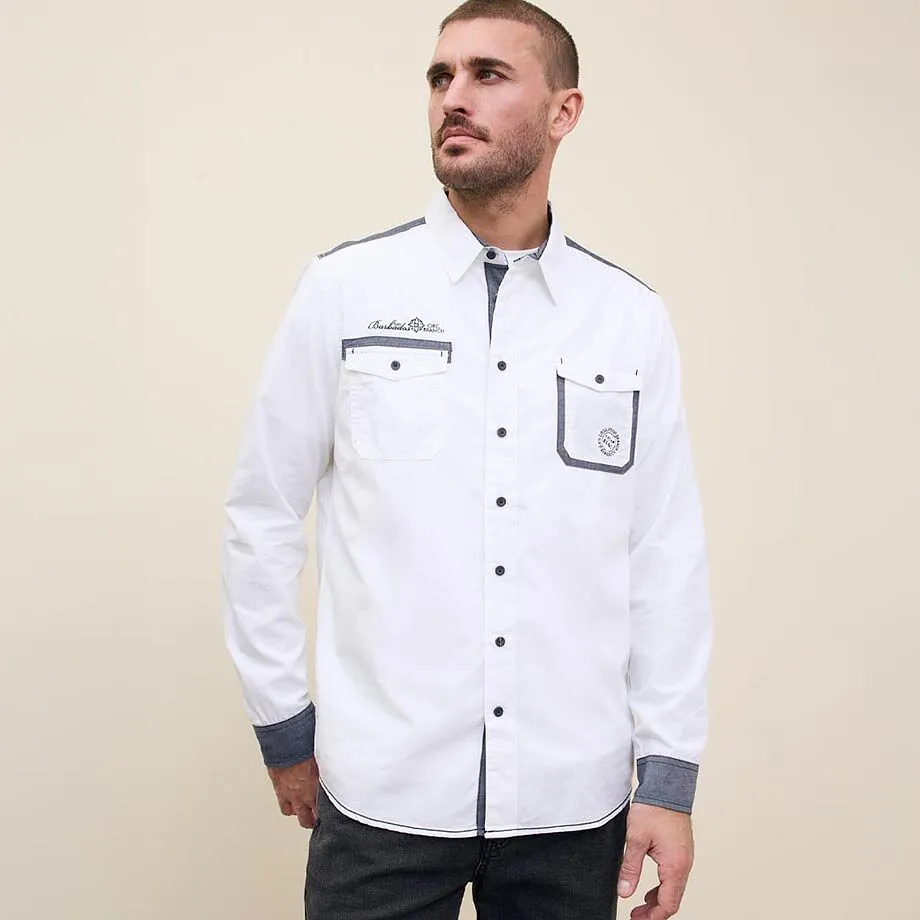 B&iacute;l&aacute; ko&scaron;ile s knofl&iacute;ky a n&aacute;prsn&iacute;mi kapsami.