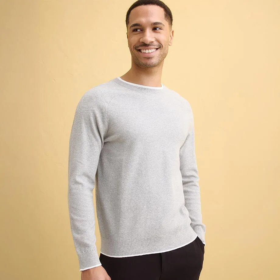 Světle &scaron;ed&yacute; jemně pleten&yacute; svetr s kulat&yacute;m v&yacute;střihem.